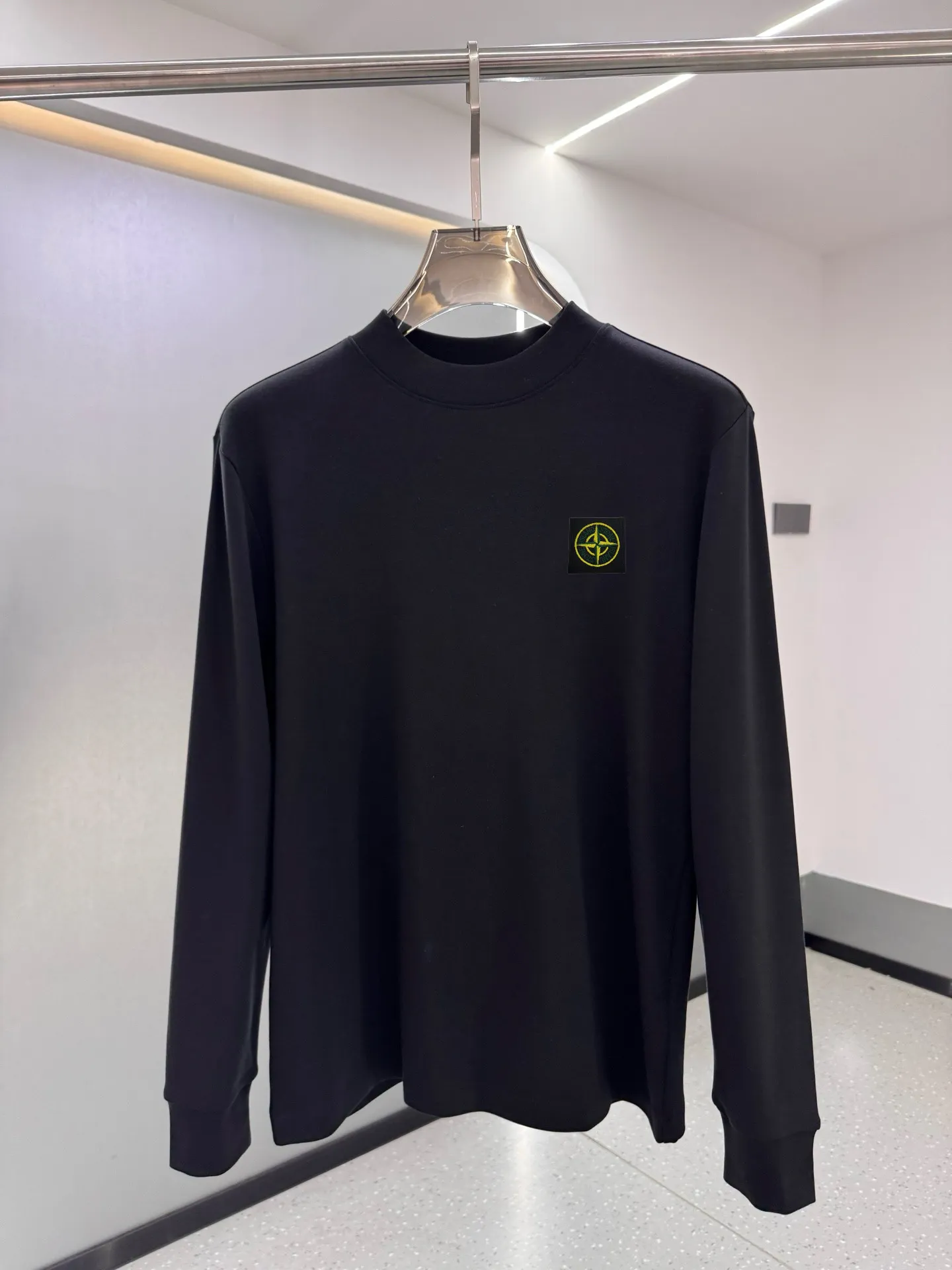 P220 Stone Island 2025 autumn and winter men's latest trade order mid-collar bottoming shirt, in full condition! ! Designed with logo embroidery! Customized 100% pure cotton fabric! Weighing 330g, the upper body is comfortable and breathable, not stiff, and has a rich three-dimensional feel overall. It is a quality export order that meets the simple needs of commuters. The upper body effect is very good, slimming, and not picky about the figure. The fabric workmanship is impeccable. Black White Size: XS-2XL